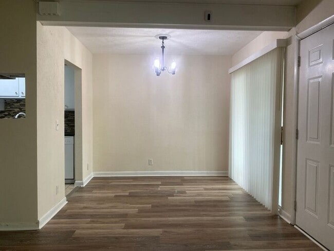 Building Photo - Wonderful Bellevue Condo in Creekside Meadows!