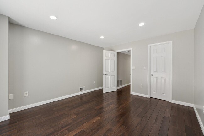 Building Photo - 302 Nelson Ct
