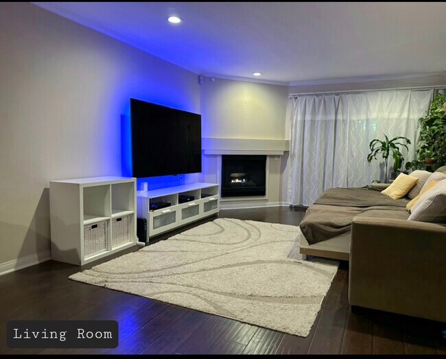 Building Photo - 5565 Canoga Ave