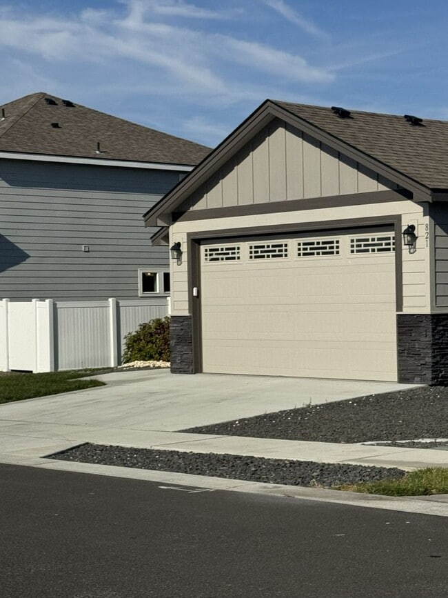 Building Photo - Lovely Open concept Low Maintenance