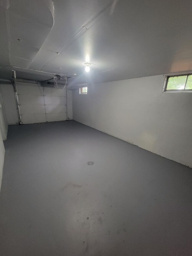 Building Photo - 2 Bedroom / 1.5 Bathroom House with Garage