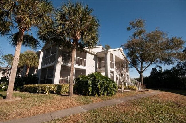 Building Photo - 2 Bedroom / 2 Bathroom Upstairs Condo with Large Screened Covered Porch