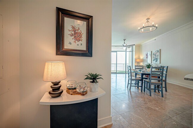 Building Photo - 801 E Beach Dr