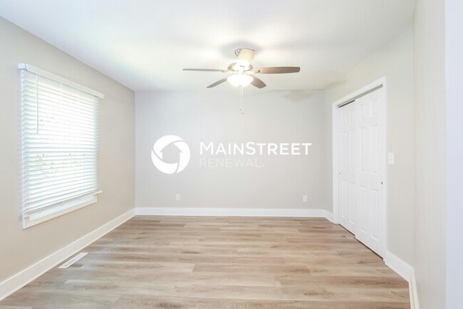 Building Photo - 1405 Country Club Dr