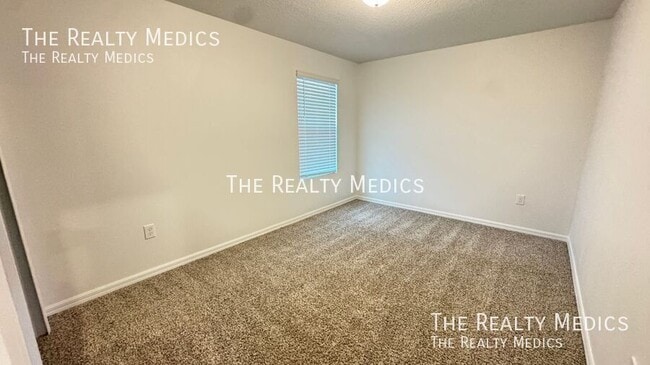 Building Photo - 2401 White Tail St
