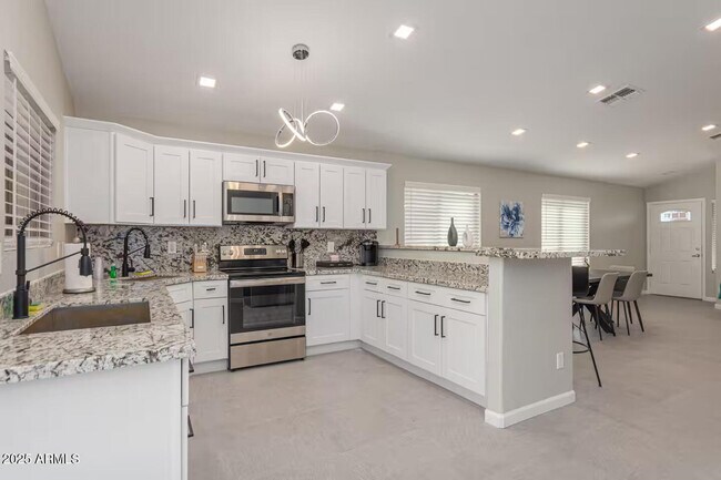 Building Photo - 1362 E 10th St