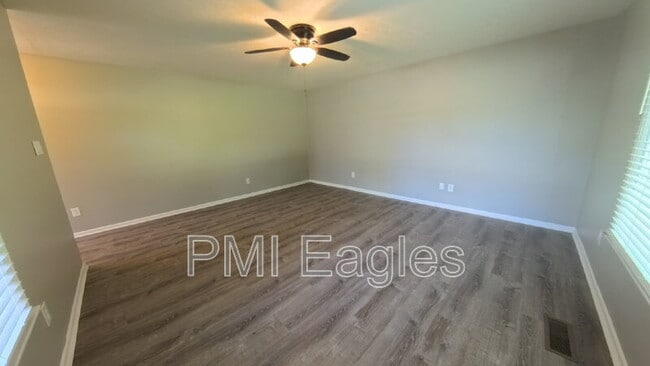 Building Photo - 504 Willow Ln