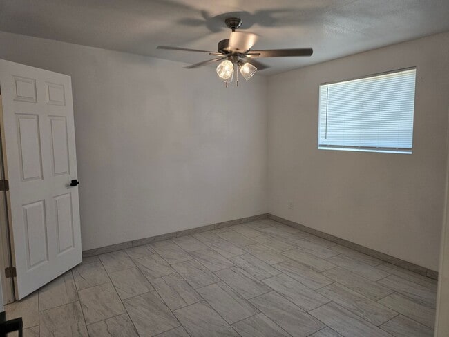 Building Photo - 511 N Iroquois Ave