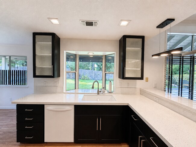 Building Photo - 8036 Glenbar Way
