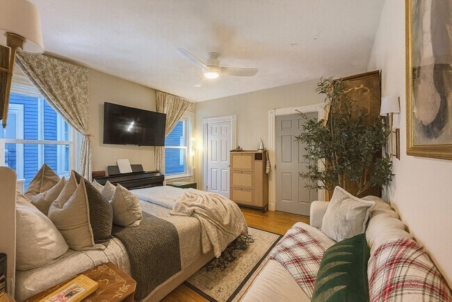 Building Photo - 456 Medford St