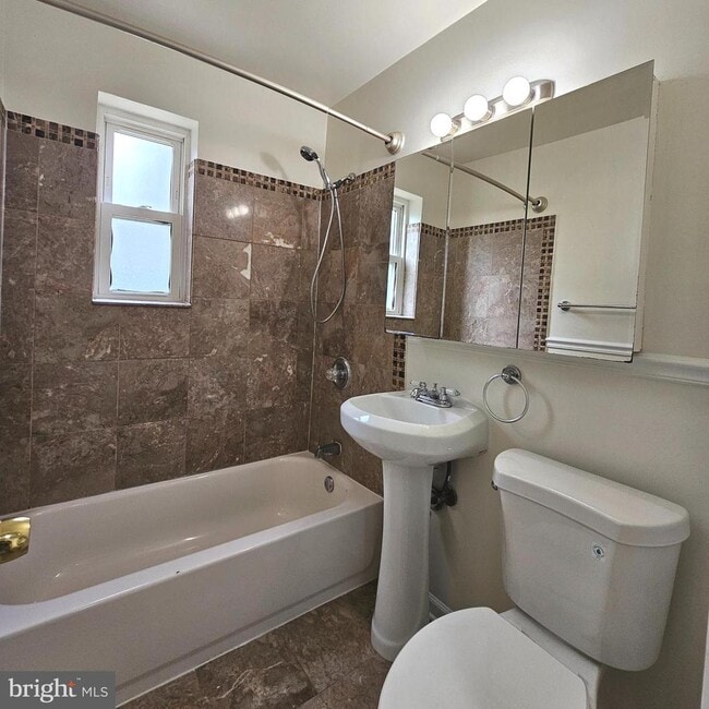 Building Photo - 3045 Patrick Henry Dr