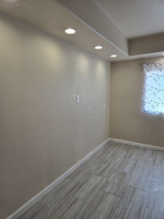 Building Photo - Immaculate Midtown Studio in Riverside