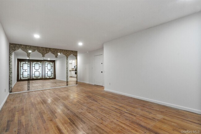 Building Photo - 6 Regina Pl