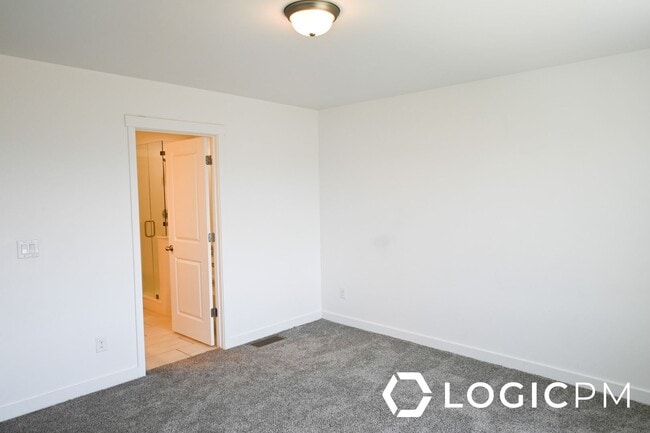 Building Photo - Stunning Townhome In Excellent Location!