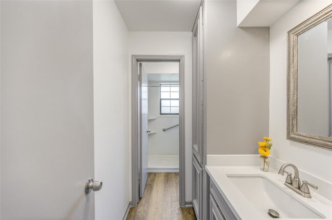 Building Photo - 7109 Kari Ln