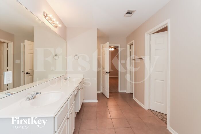 Building Photo - 5914 Rosemary Circle