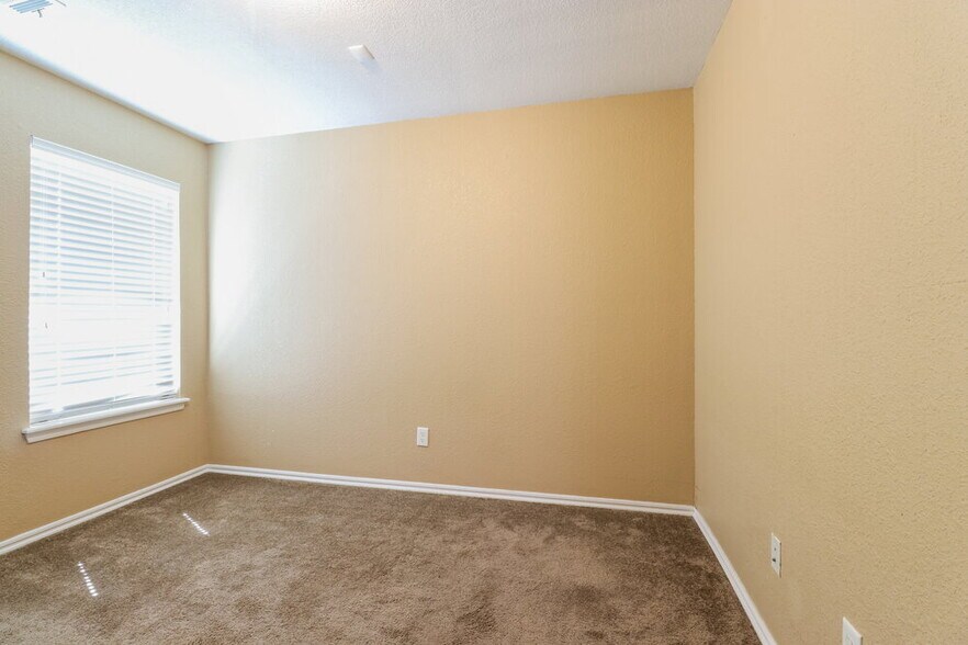 Building Photo - 512 SW 38th Terrace