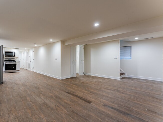 Building Photo - 5117 W Cullom Ave
