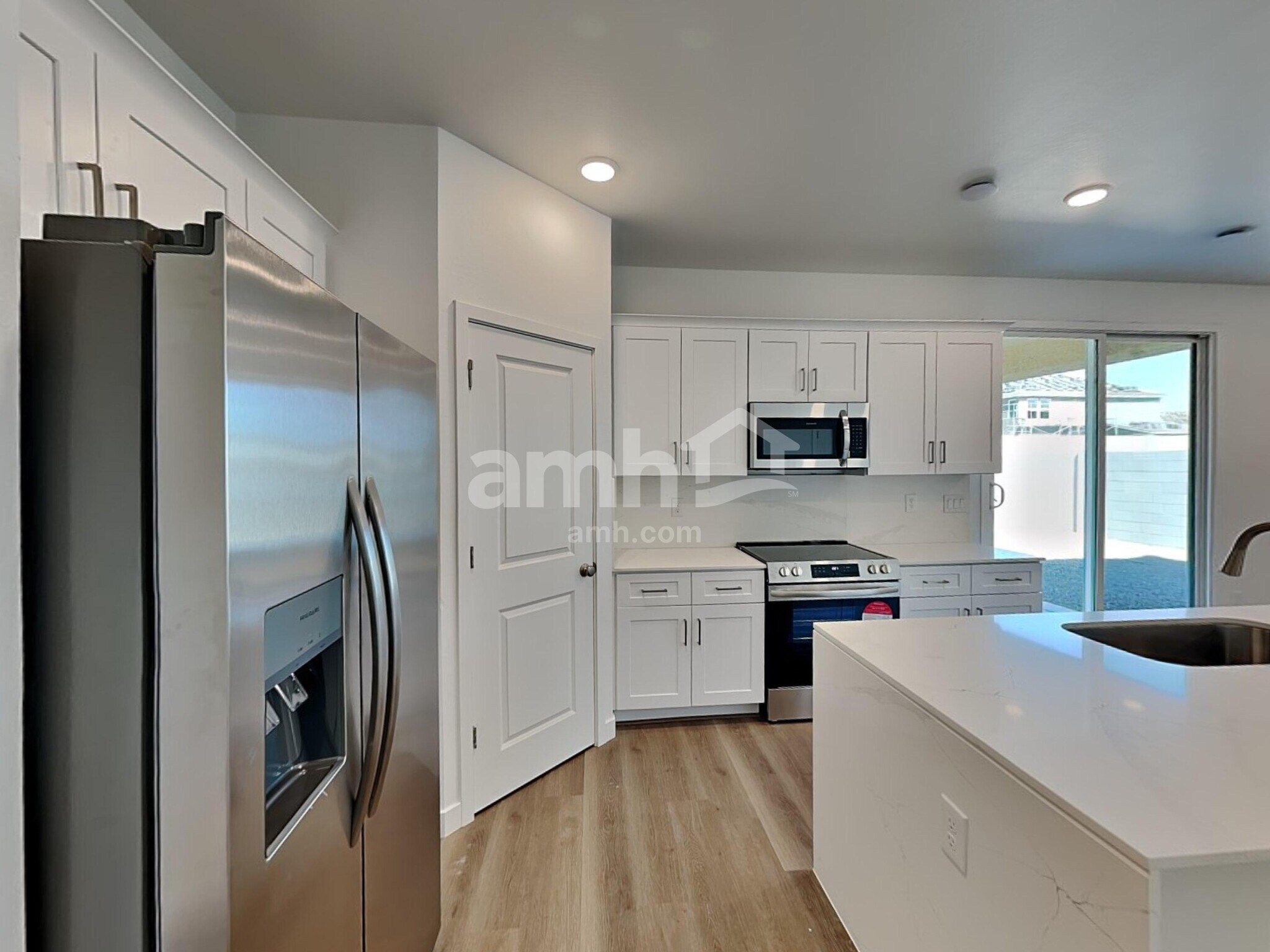 Building Photo - 18450 W El Cortez Pl
