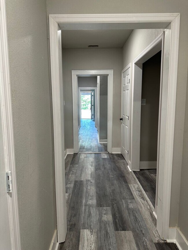 Building Photo - 4 Bedroom and 2 Full Bathroom House in the...