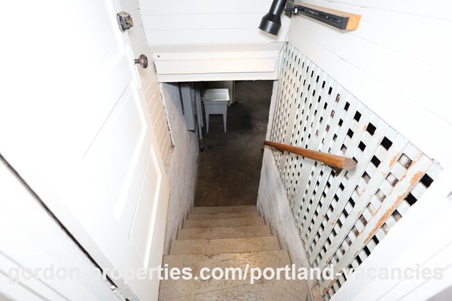 Building Photo - SE 11th Ave - Vintage 1 bedroom bungalow with office/den in Brooklyn neighborhood