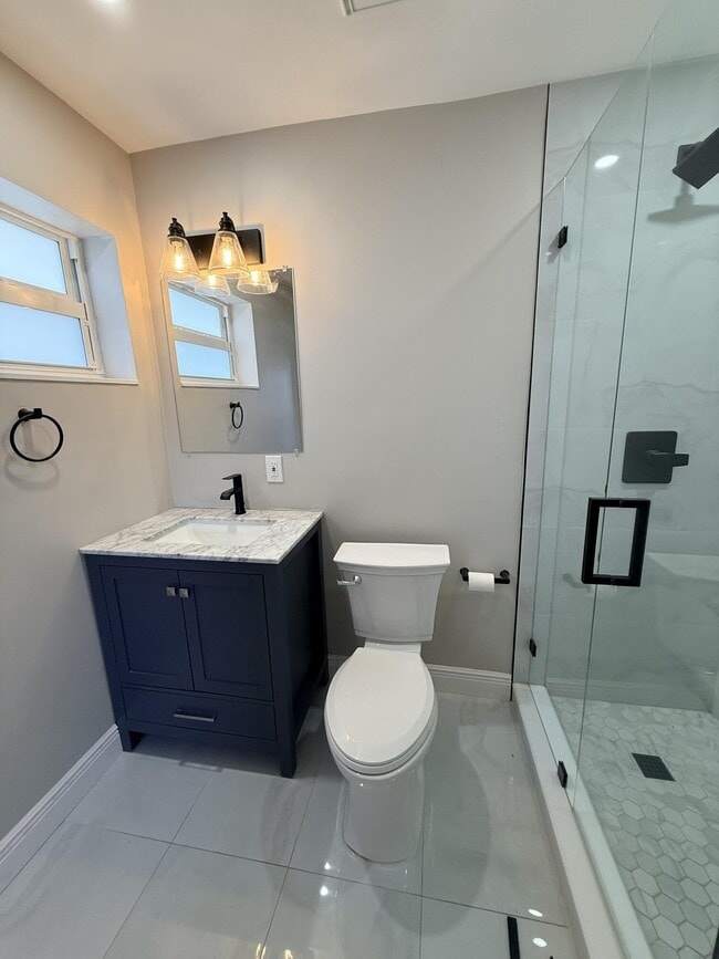 Building Photo - 442 SW 14th Ct