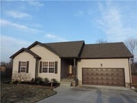 Building Photo - Sweet 3 bed 2 bath.  Cat friendly.