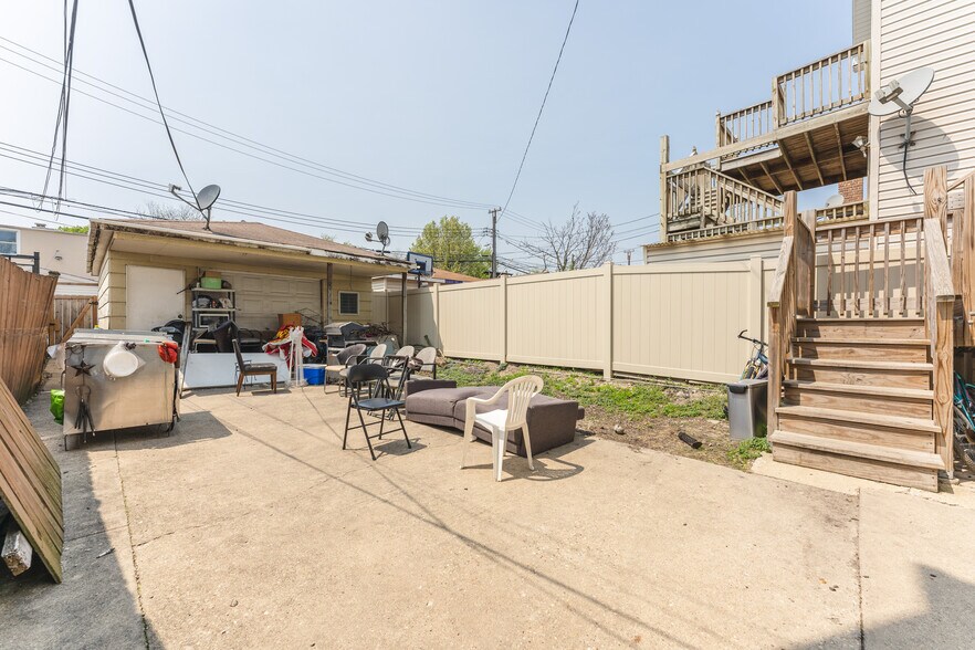 Building Photo - 2026 N Kedvale Ave