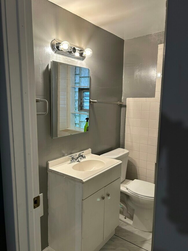 Building Photo - 1828 Gunderson Ave