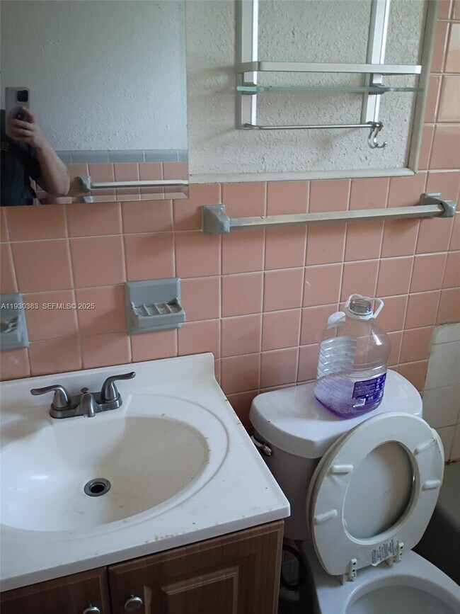 Building Photo - 1017 Chipola Rd