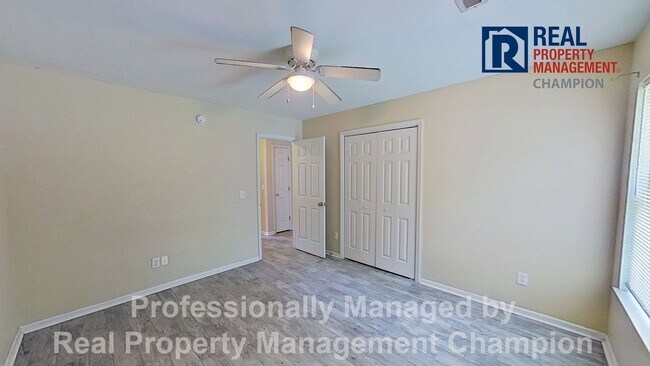 Building Photo - 3 BD/2BA Home with Fenced Back Yard in Azalea Trace - Students Welcome
