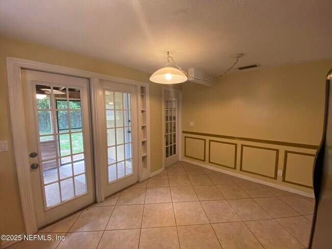 Building Photo - 165 Parkwood Dr W