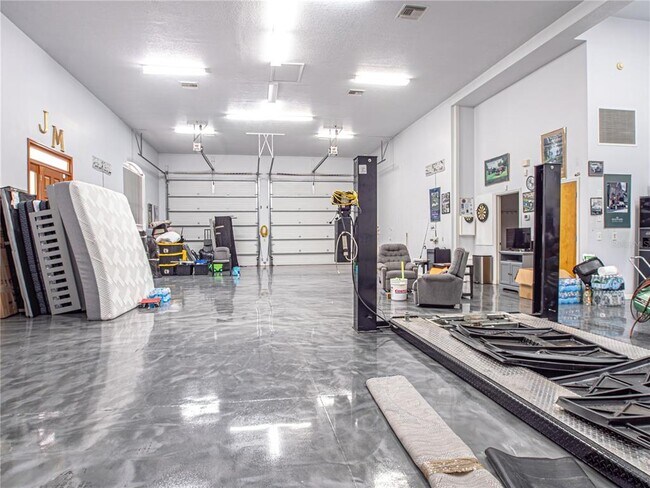 Building Photo - 920 E Lake Dr