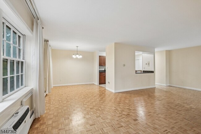 Building Photo - 135 S Maple Ave