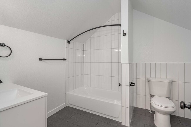 Building Photo - 5 bed 2 bath renovated home