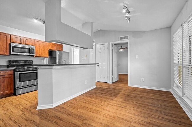 Building Photo - Fabulous Lake Austin 1 Bedroom - 2222 / 36...