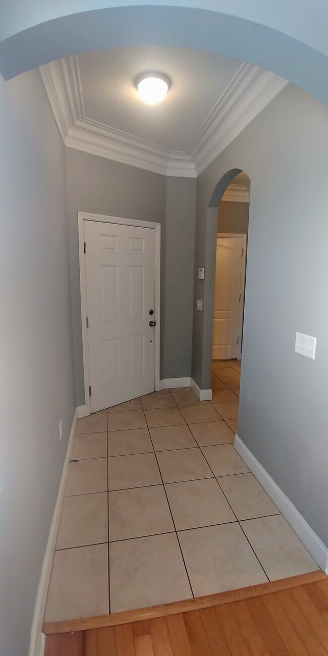 Foyer Entry - 2410 W North a St