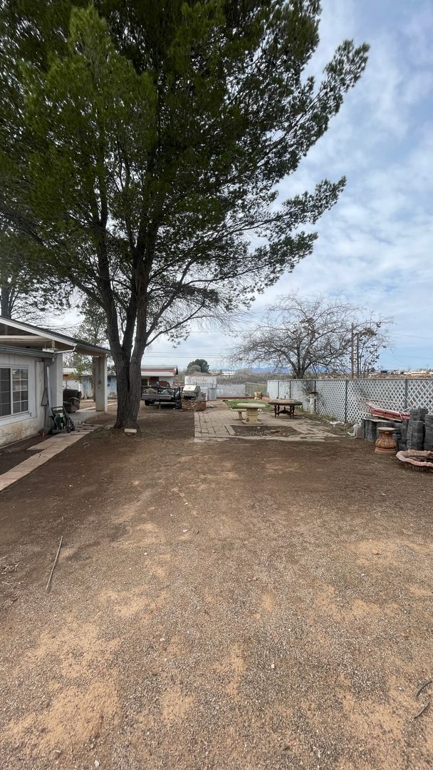 Building Photo - Charming and spacious 3-Bedroom 2 bath house.