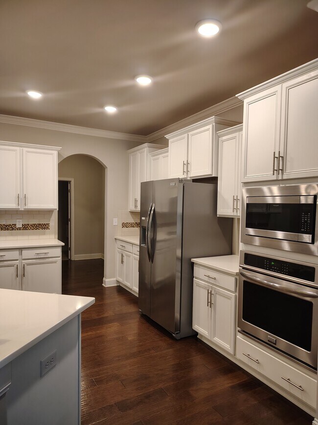 Building Photo - 28563 Paseo Rd