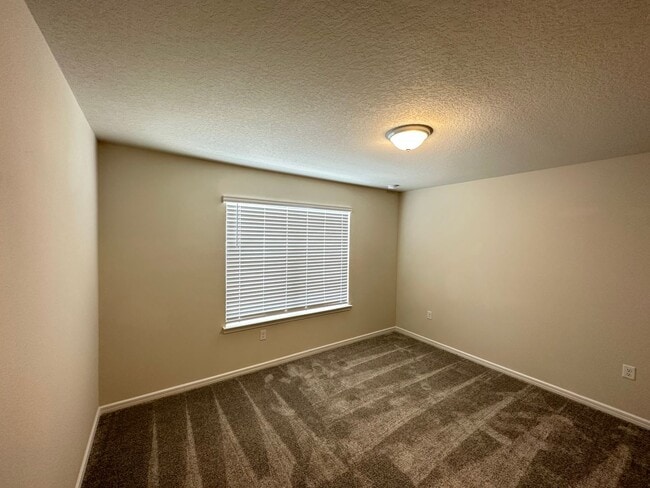 Building Photo - 3 Bedroom, 2.5 Bath Town Home with 1 Car Garage in Grayson Square!