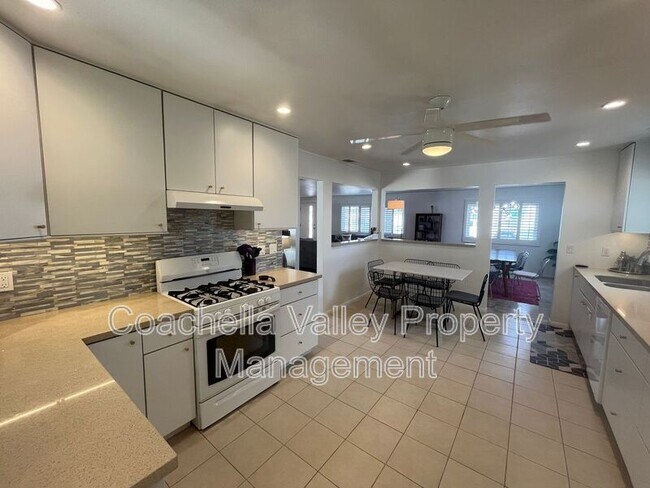 Building Photo - 2960 N Cypress Rd