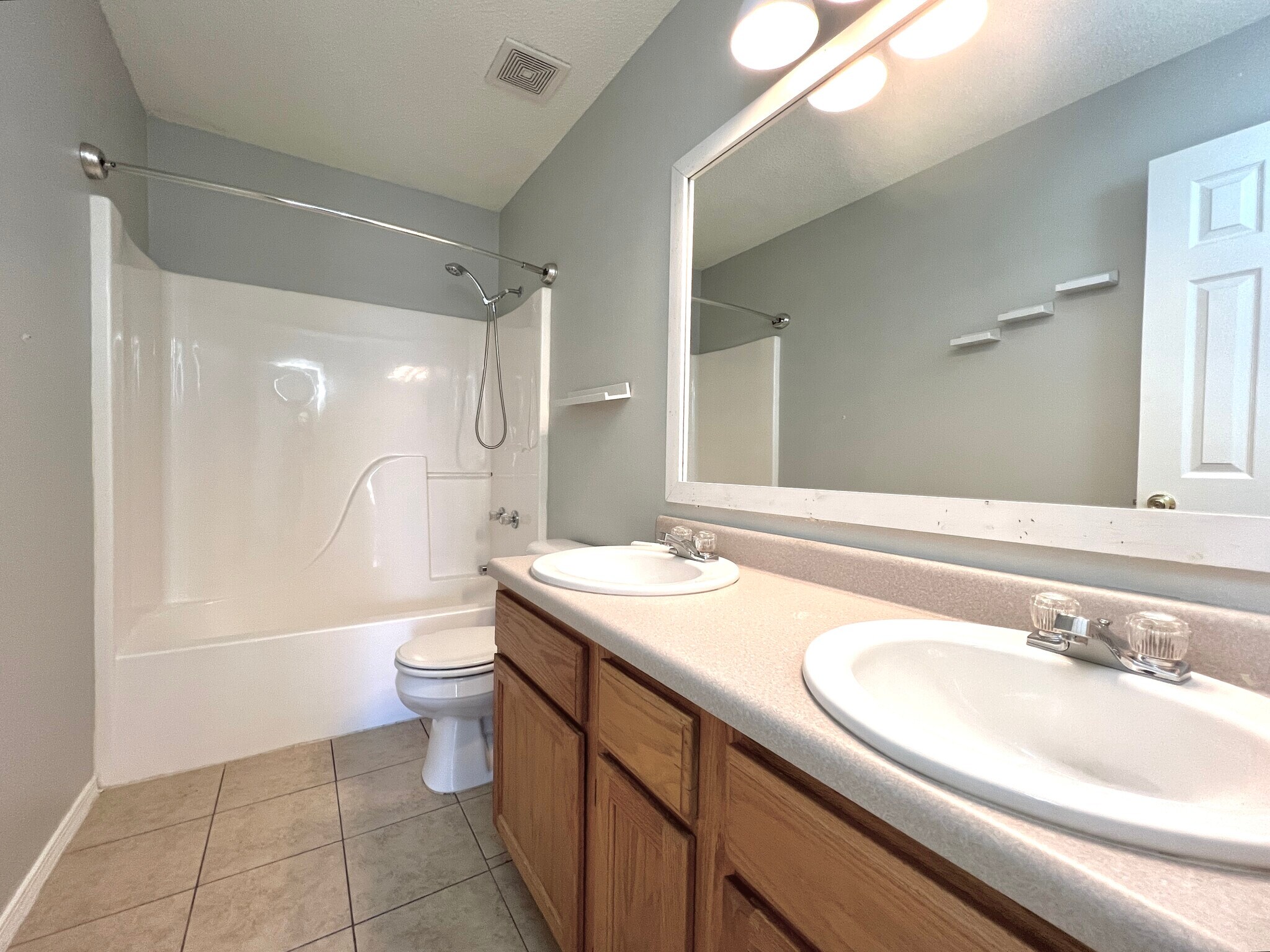 Building Photo - 14101 Cherry Hill Dr