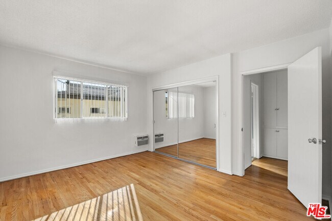 Building Photo - 923 N San Vicente Blvd