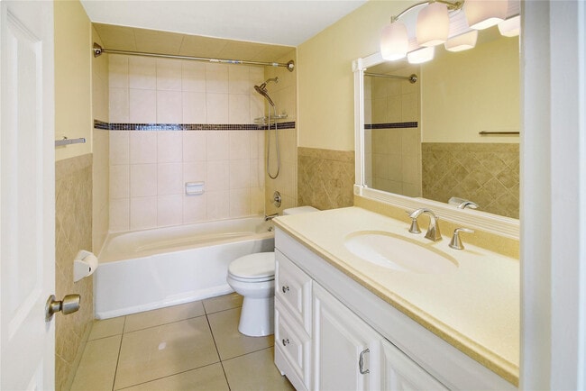 Building Photo - 2500 Parkview Dr