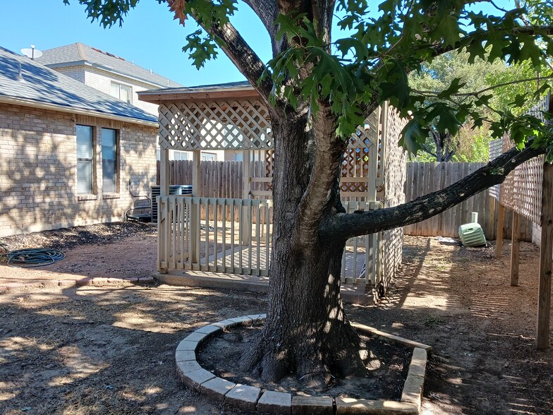 Building Photo - 7510 Legend Rock