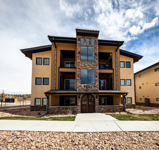 Building Photo - 2 Bedroom 2 Bath Luxury Apartment near Garden of the Gods and Ute Valley
