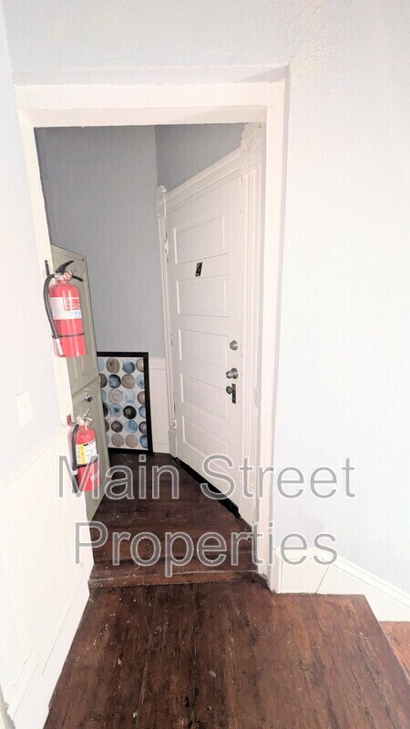 Building Photo - 911 N Spring St
