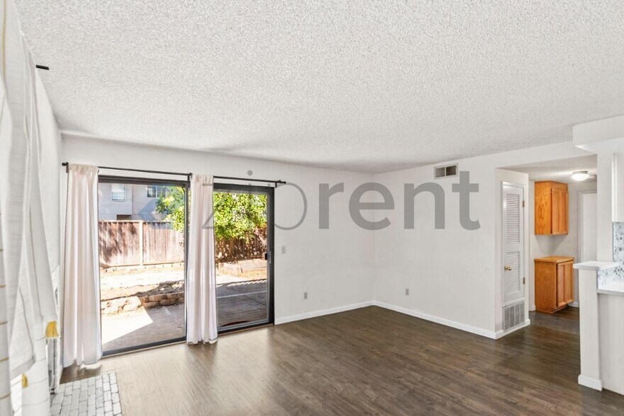 Building Photo - Unit