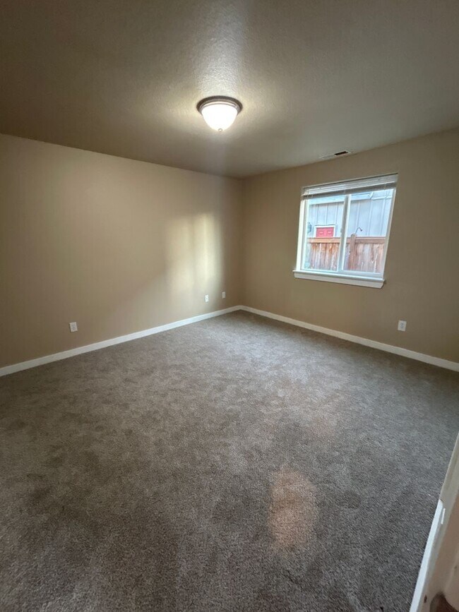 Building Photo - Single Level 3 Bedroom / 2 Bath Home in Albany ~ Don't Delay Apply Today!