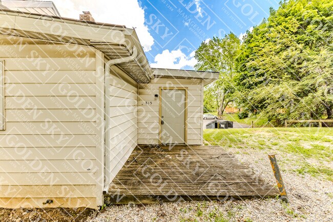 Building Photo - 815 W Memorial Dr